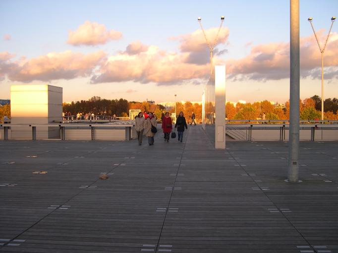  passants sur le parvis de la bibliothèque Mitterrand